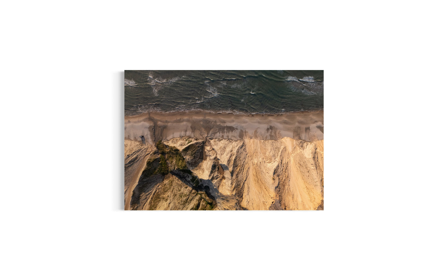 Landskabsbillede fra kysten ved Lønstrup i Nordjylland. Dronebillede af landskab, natur og arkitektur trykt som plakat eller på lærred til hjemmet