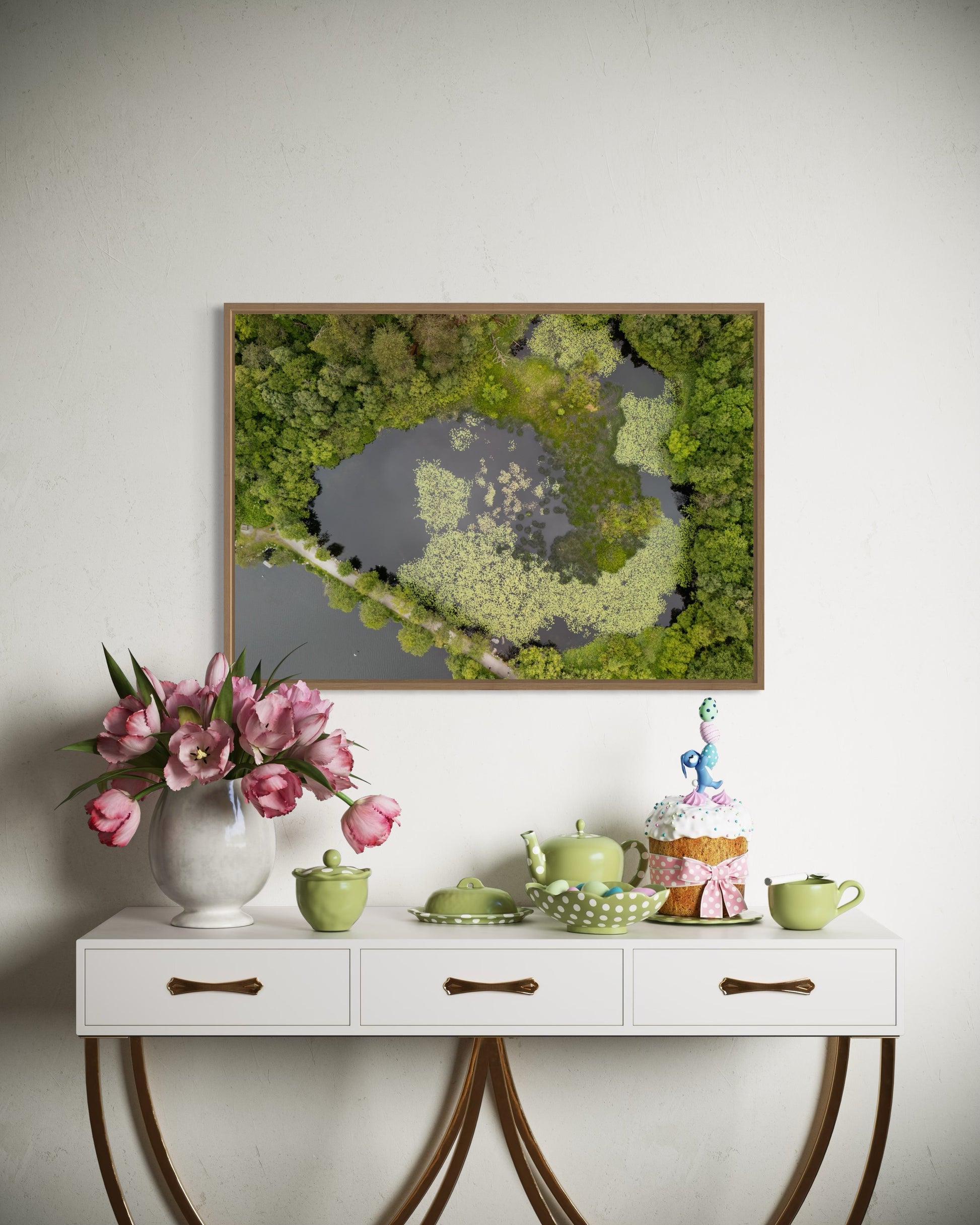 landskabsbillede af en sø og skov i Stavanger. Dronebillede af landskab, natur og arkitektur trykt som plakat eller på fotolærred til hjemmet. 