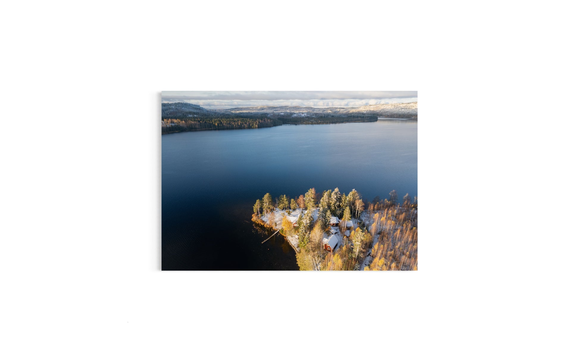 Landskabsbillede taget ved Åmål, i Sverige,i vinterhvid beklædning. Dronebillede af landskab, natur og arkitektur trykt som plakat eller på fotolærred til hjemmet