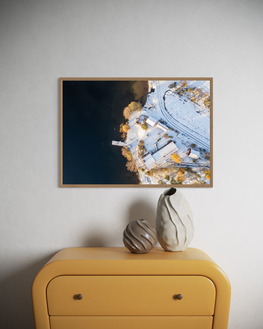Landskabsbillede taget ved Åmål, i Sverige,i vinterhvid beklædning. Dronebillede af landskab, natur og arkitektur trykt som plakat eller på fotolærred til hjemmet
