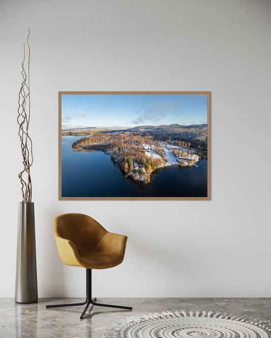 Landskabsbillede taget ved Åmål, i Sverige,i vinterhvid beklædning. Dronebillede af landskab, natur og arkitektur trykt som plakat eller på fotolærred til hjemmet