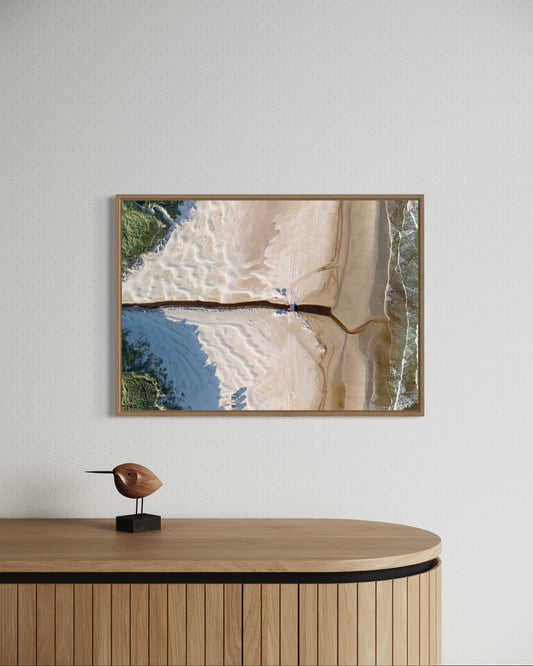 Landskabsbillede af Løkken strand og åen der løber ud i vesterhavet. Dronebillede af landskab, natur og arkitektur trykt som plakat eller på lærred til hjemmet.