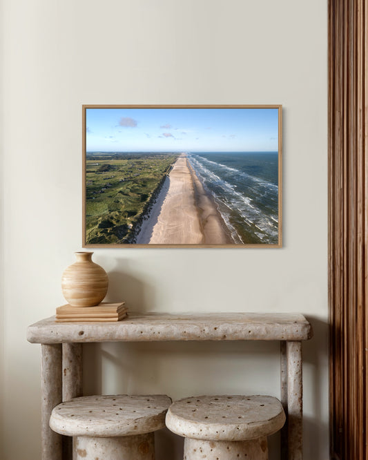 Landskabsbillede af Løkken strand  og klitterne. Dronebillede af landskab, natur og arkitektur trykt som plakat eller på lærred til hjemmet.