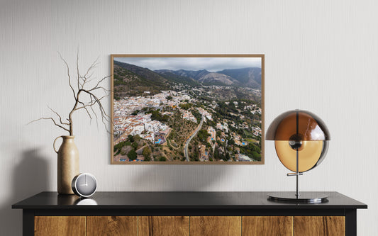 Landskabsbillede taget i Mijas i Spanien. Dronebillede af landskab, natur og arkitektur trykt som plakat eller på fotolærred til hjemmet