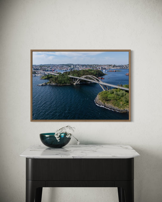 landskabsbillede af broen som forbinder øerne i Stavanger. Dronebillede af landskab, natur og arkitektur trykt som plakat eller på lærred til hjemmet.