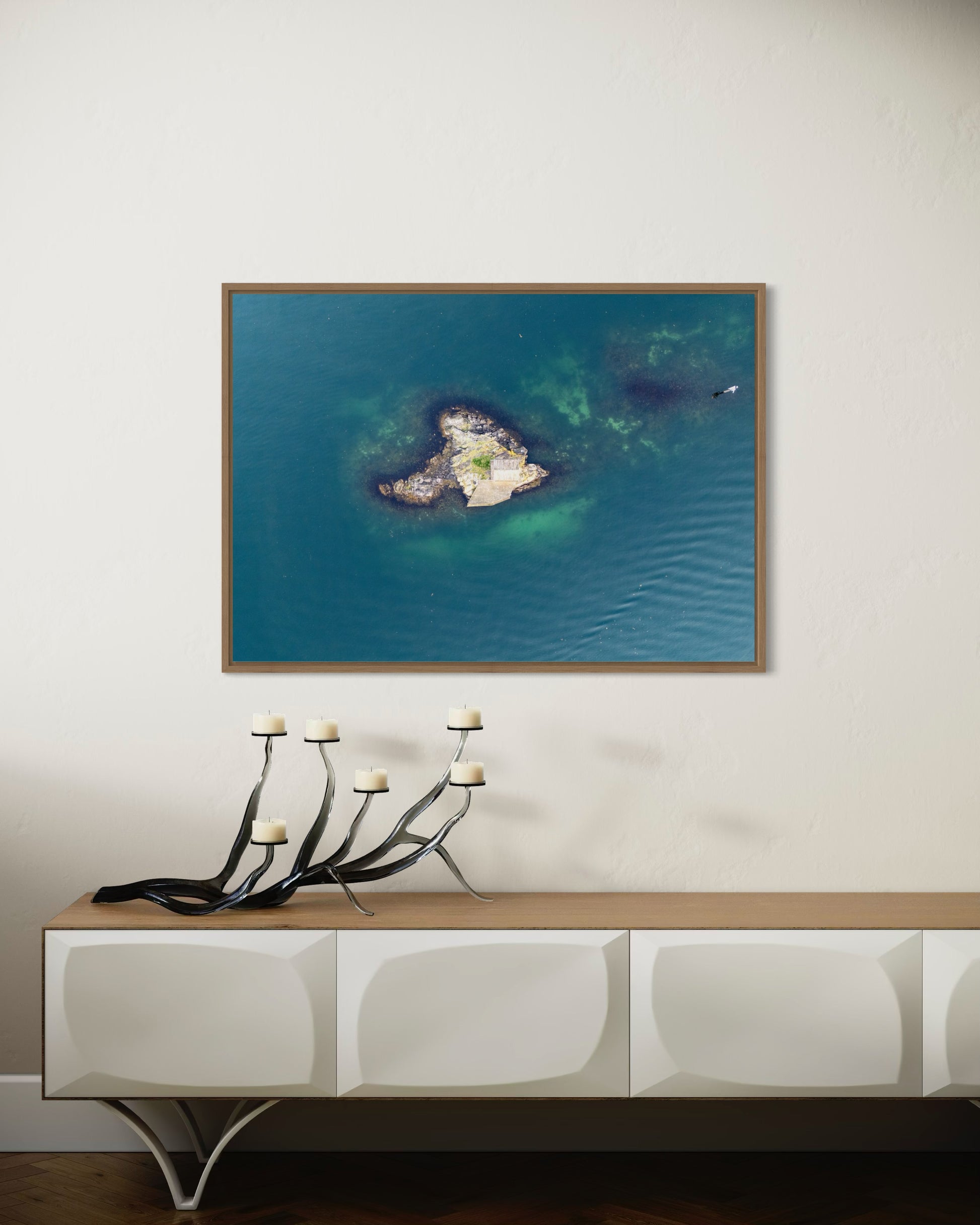 landskabsbillede af en ensom hytte på en lille udenfor Stavanger. Dronebillede af landskab, natur og arkitektur trykt som plakat eller på lærred til hjemmet.