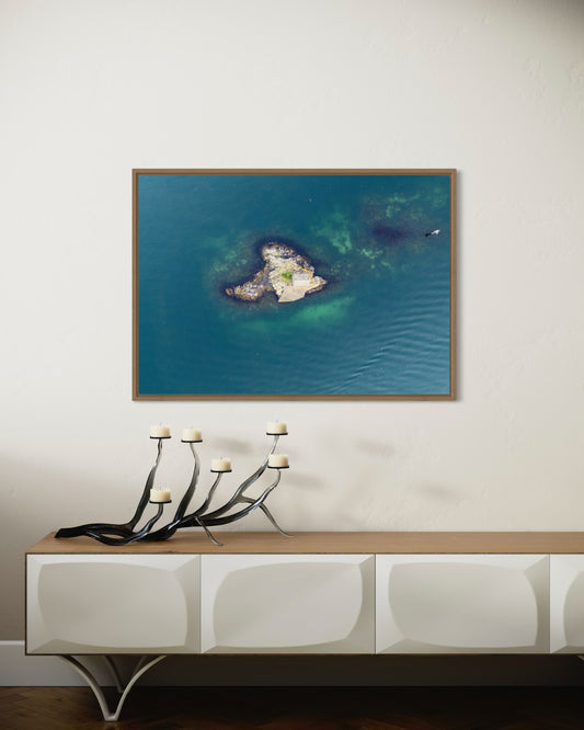 landskabsbillede af en ensom hytte på en lille udenfor Stavanger. Dronebillede af landskab, natur og arkitektur trykt som plakat eller på lærred til hjemmet.