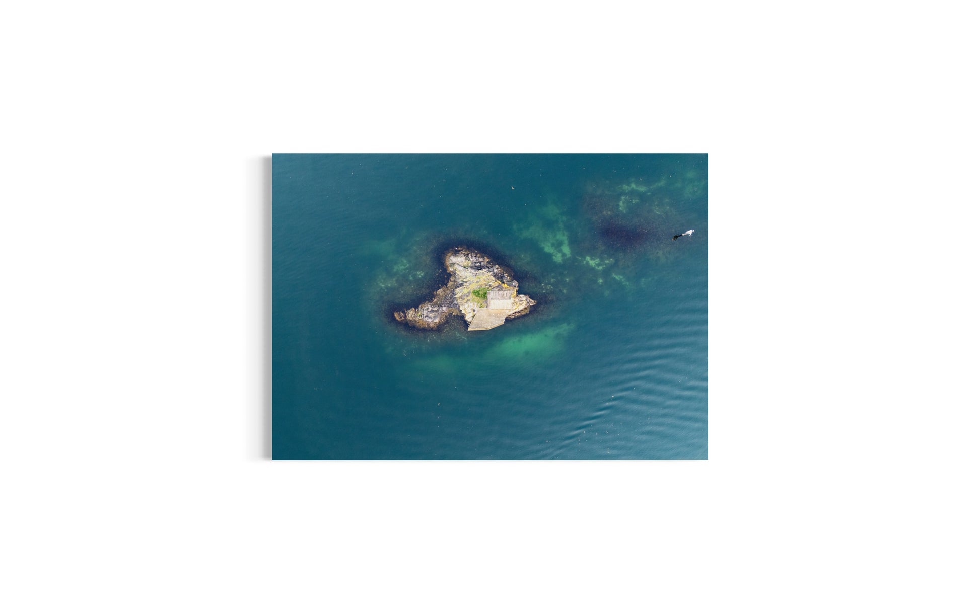 landskabsbillede af en ensom hytte på en lille udenfor Stavanger. Dronebillede af landskab, natur og arkitektur trykt som plakat eller på lærred til hjemmet.