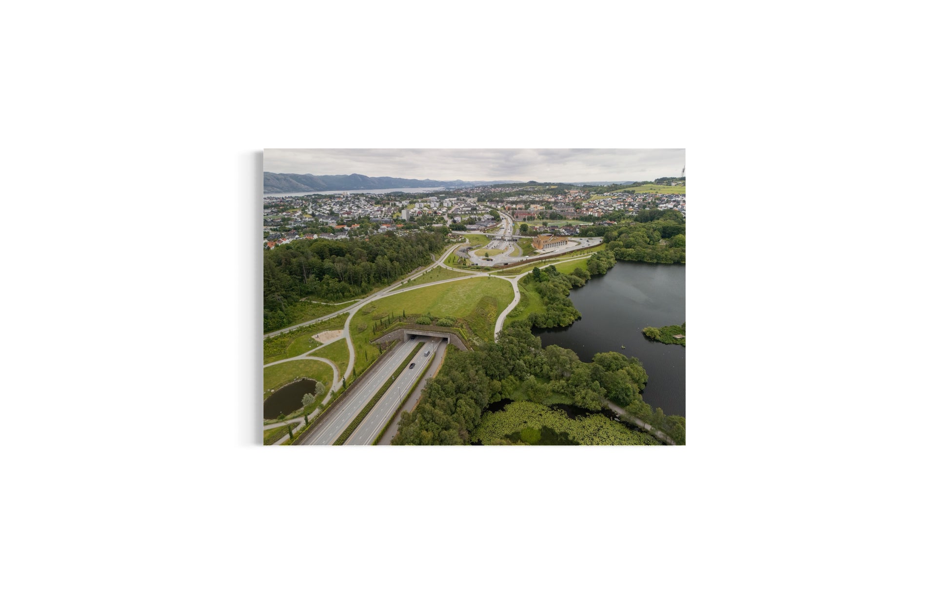 landskabsbillede fra Stavanger i Norge. Dronebillede af landskab, natur og arkitektur trykt som plakat eller på fotolærred til hjemmet. 