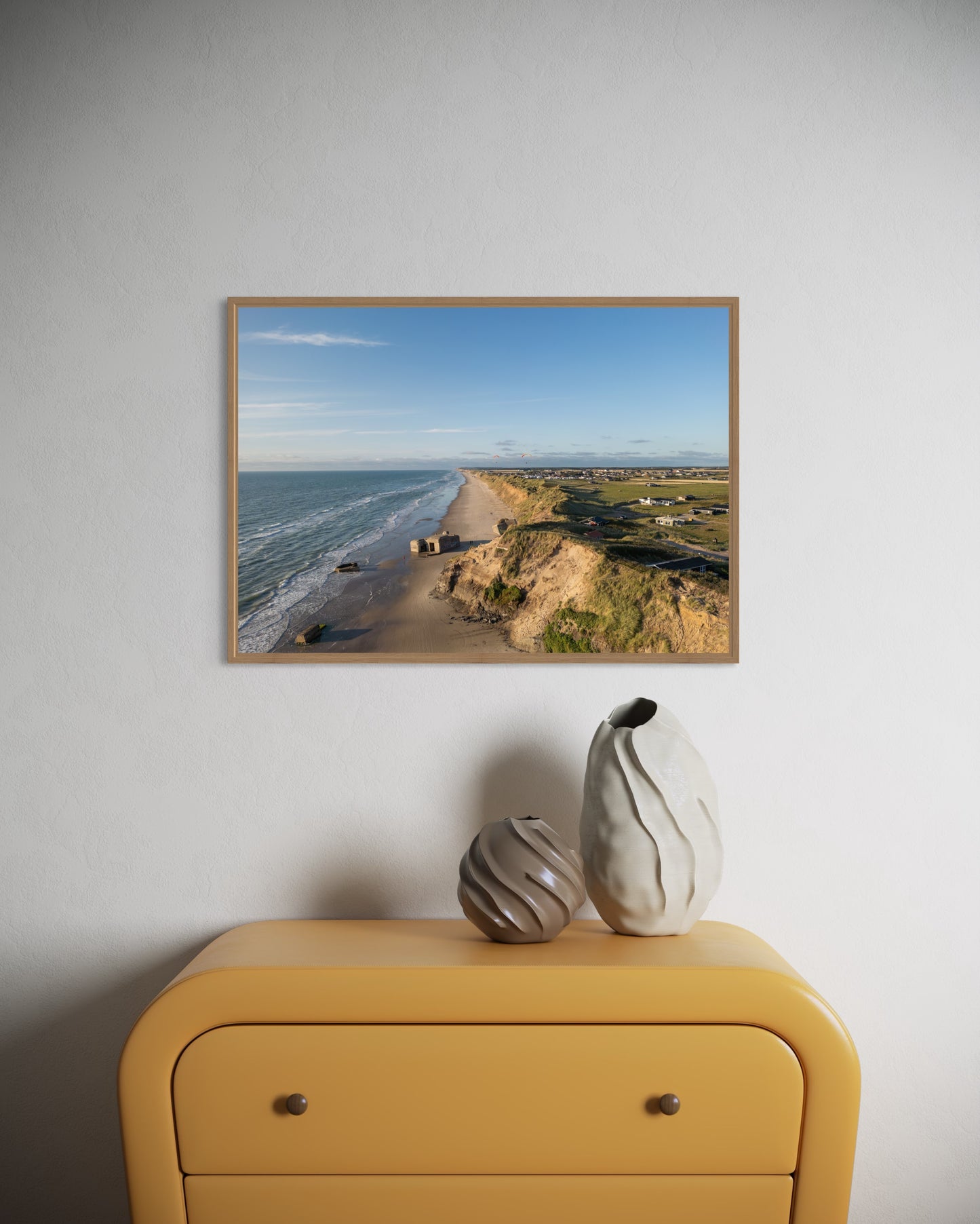 Landskabsbillede taget ved stranden i Løkken i Nordjylland. Dronebillede af landskab, natur og arkitektur trykt som plakat eller på fotolærred til hjemmet