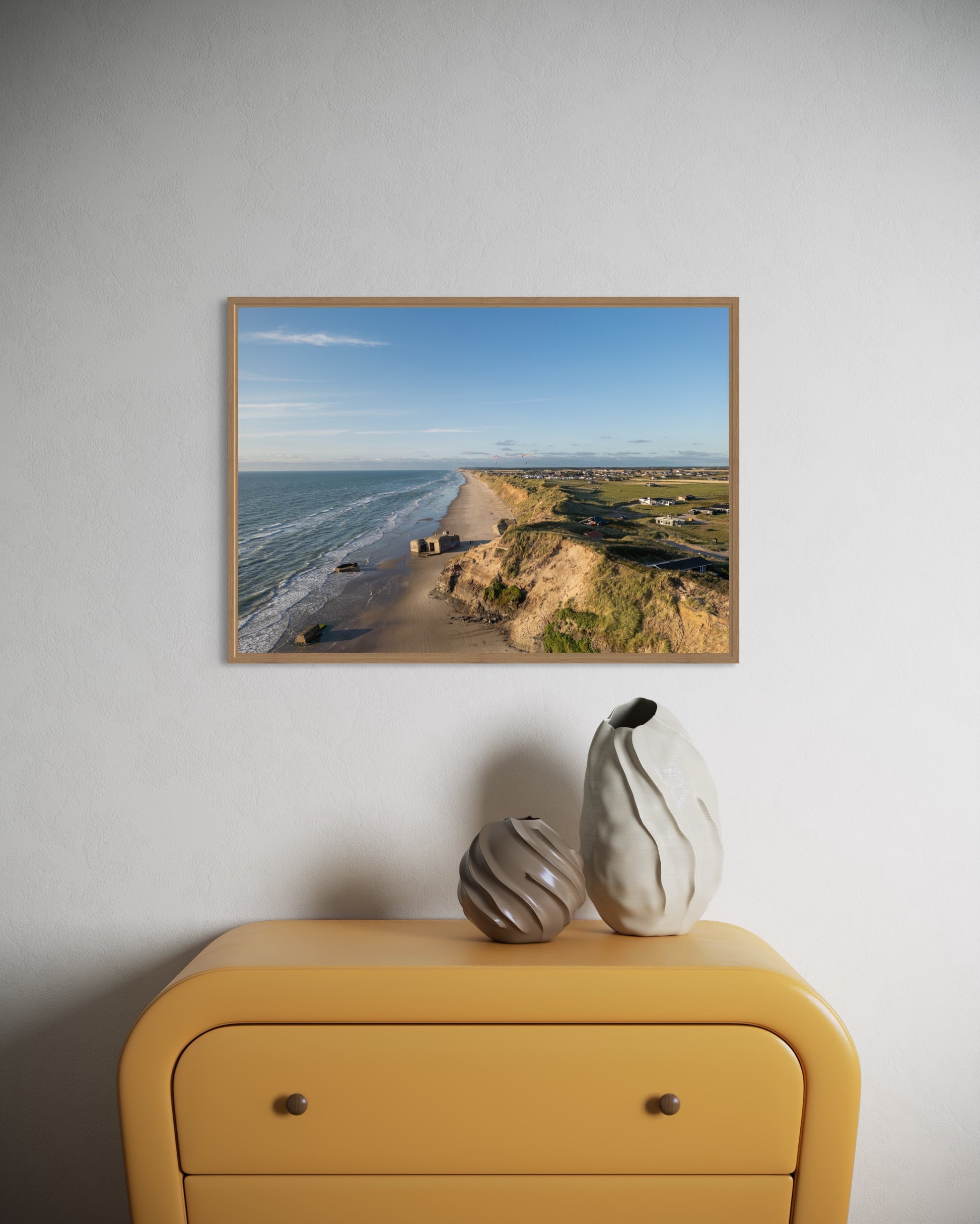 Landskabsbillede taget ved stranden i Løkken i Nordjylland. Dronebillede af landskab, natur og arkitektur trykt som plakat eller på fotolærred til hjemmet
