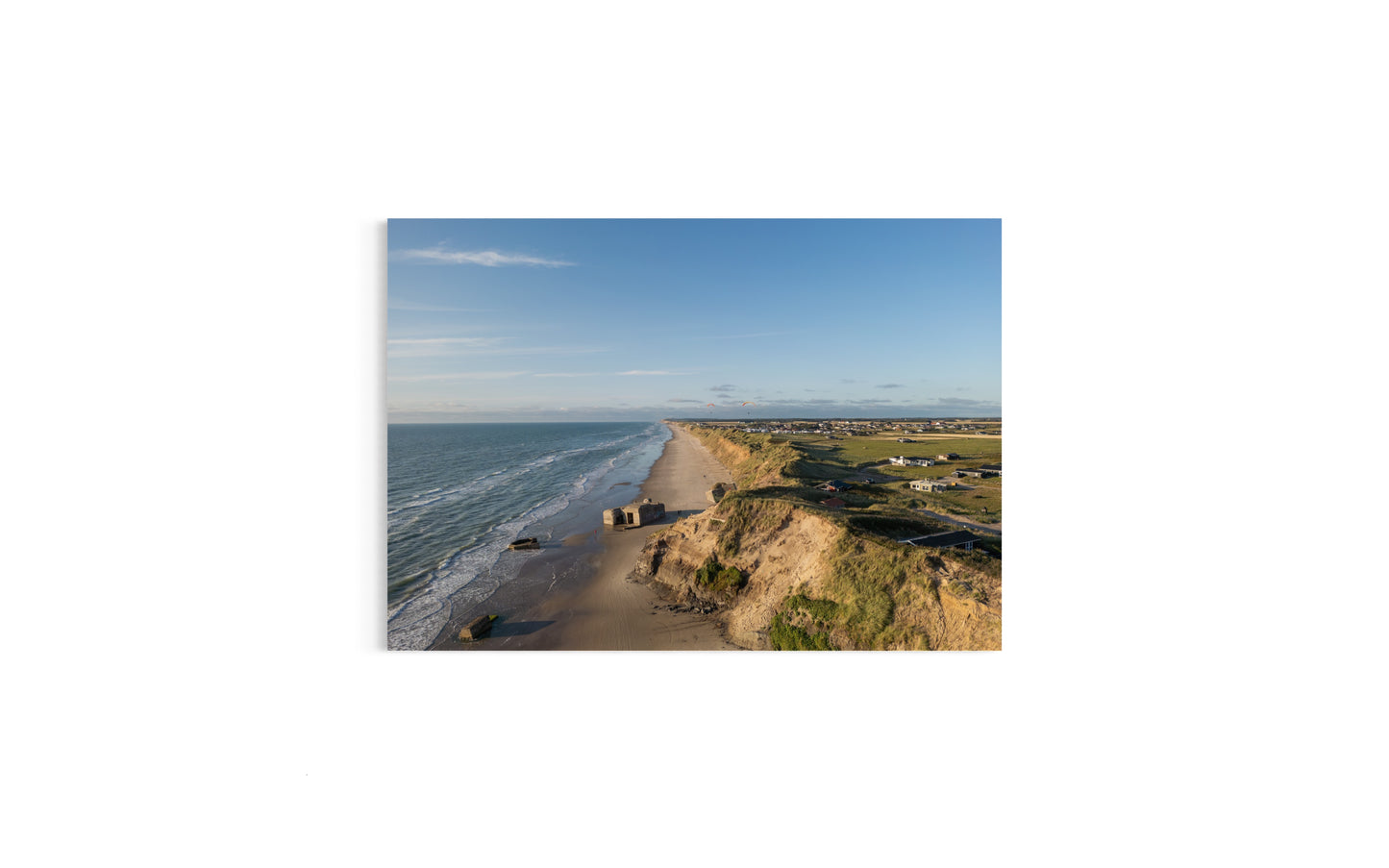 Landskabsbillede taget ved stranden i Løkken i Nordjylland. Dronebillede af landskab, natur og arkitektur trykt som plakat eller på fotolærred til hjemmet