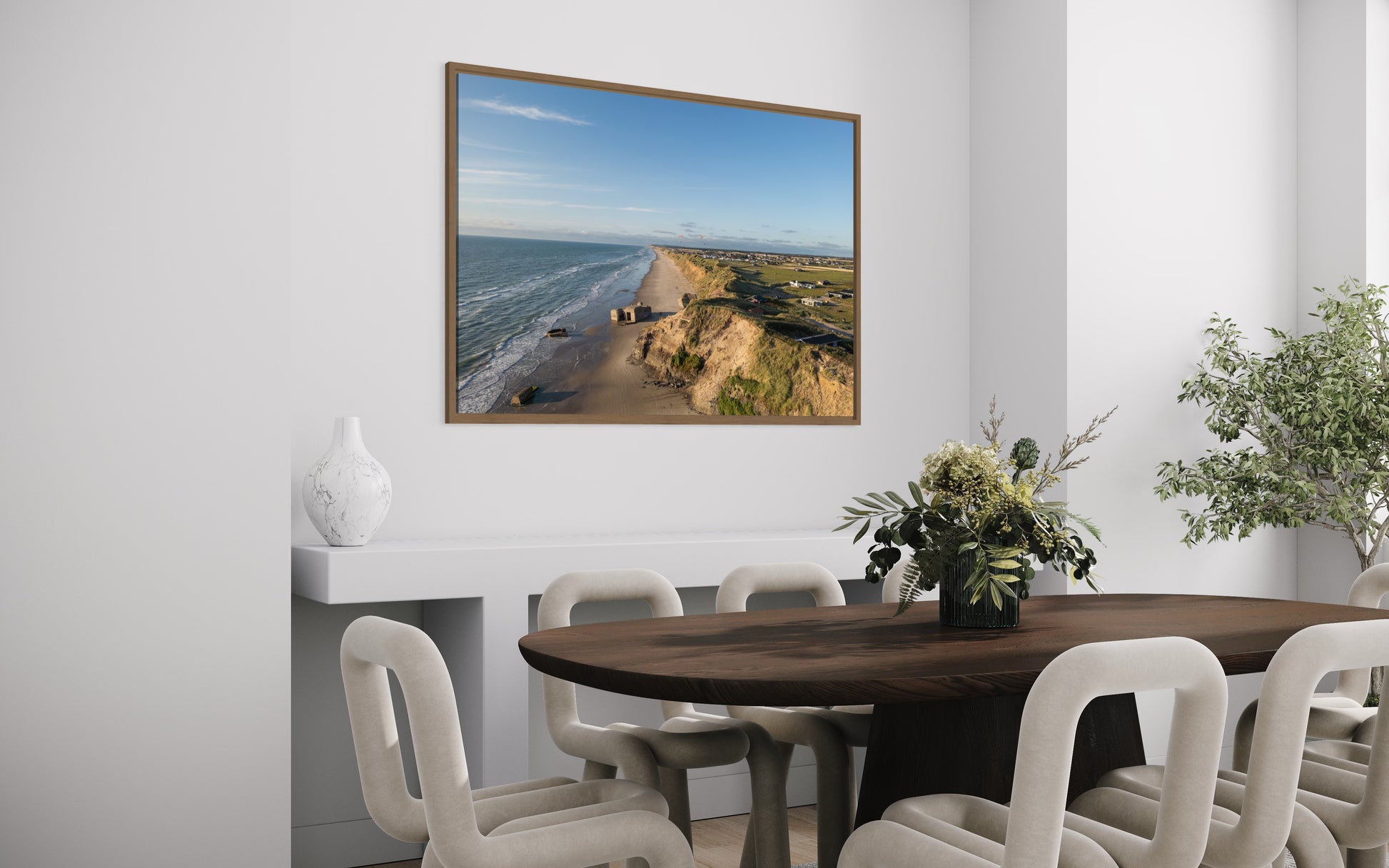 Landskabsbillede taget ved stranden i Løkken i Nordjylland. Dronebillede af landskab, natur og arkitektur trykt som plakat eller på fotolærred til hjemmet