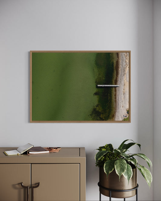 Landskabsbillede af kysten ved Kerteminde. Dronebillede af landskab, natur og arkitektur trykt som plakat eller på lærred til hjemmet.