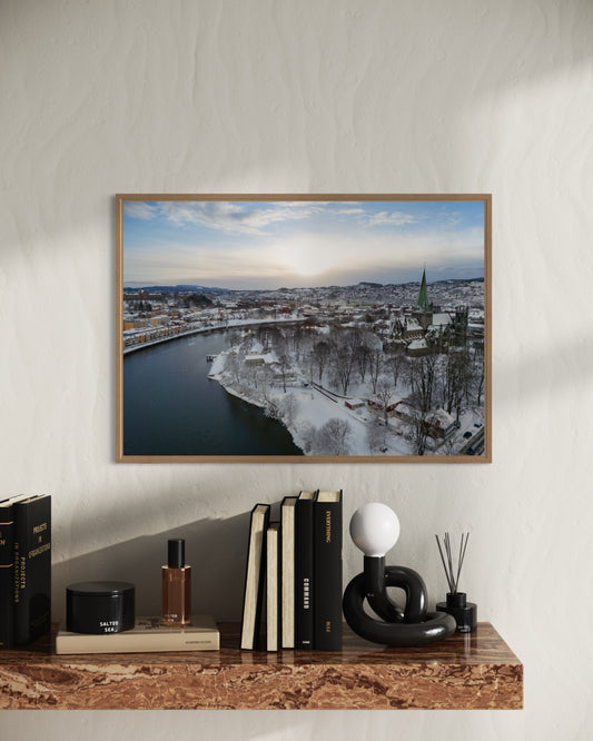 landskabsbillede af kanalen i Trondheim hvor Nidaros katedralen også ses. Dronebillede af landskab, natur og arkitektur trykt som plakat eller på fotolærred til hjemmet. 
