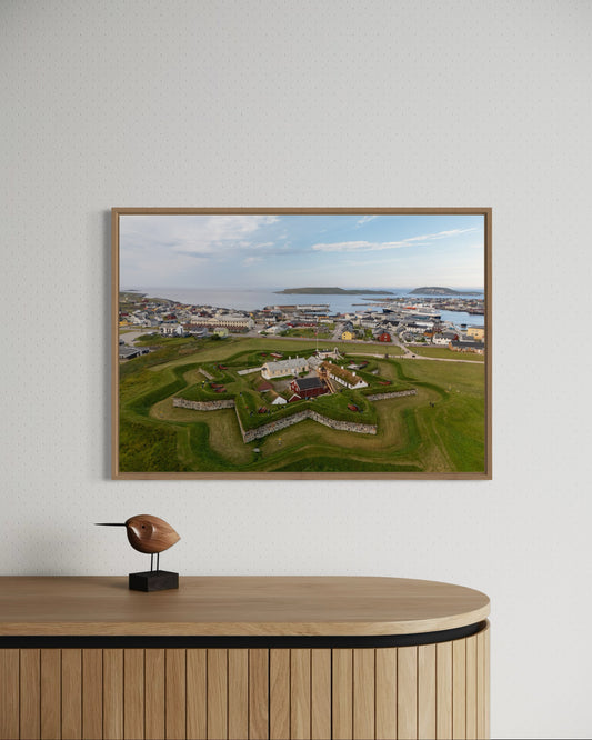 landskabsbillede af Vardøhus fæstning i Vardø i nordlige Norge. Dronebillede af landskab, natur og arkitektur trykt som plakat eller på fotolærred til hjemmet. 