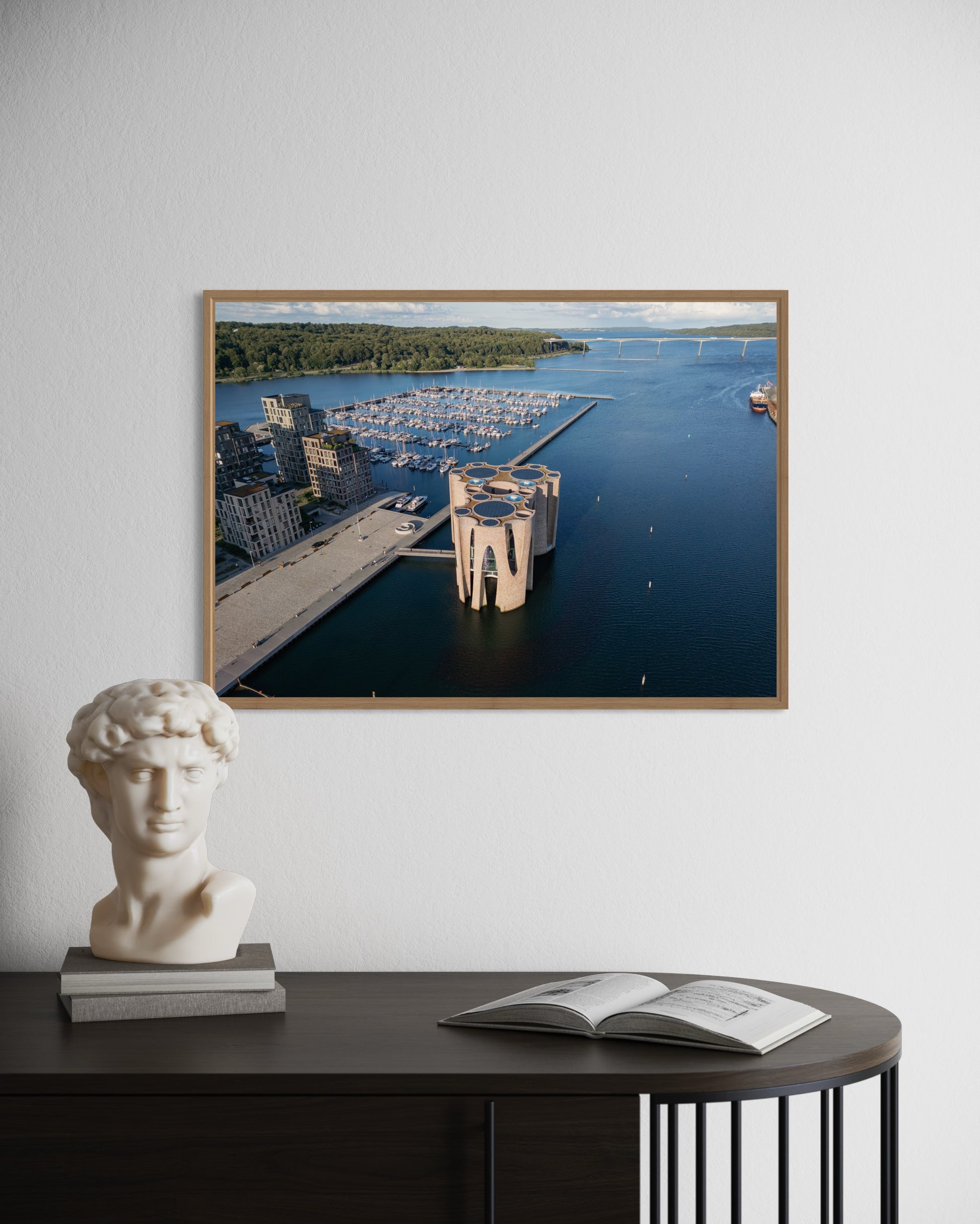 Landskabsbillede taget ved havnen i Vejle udover Vejlefjord. Dronebillede af landskab, natur og arkitektur trykt som plakat eller på fotolærred til hjemmet