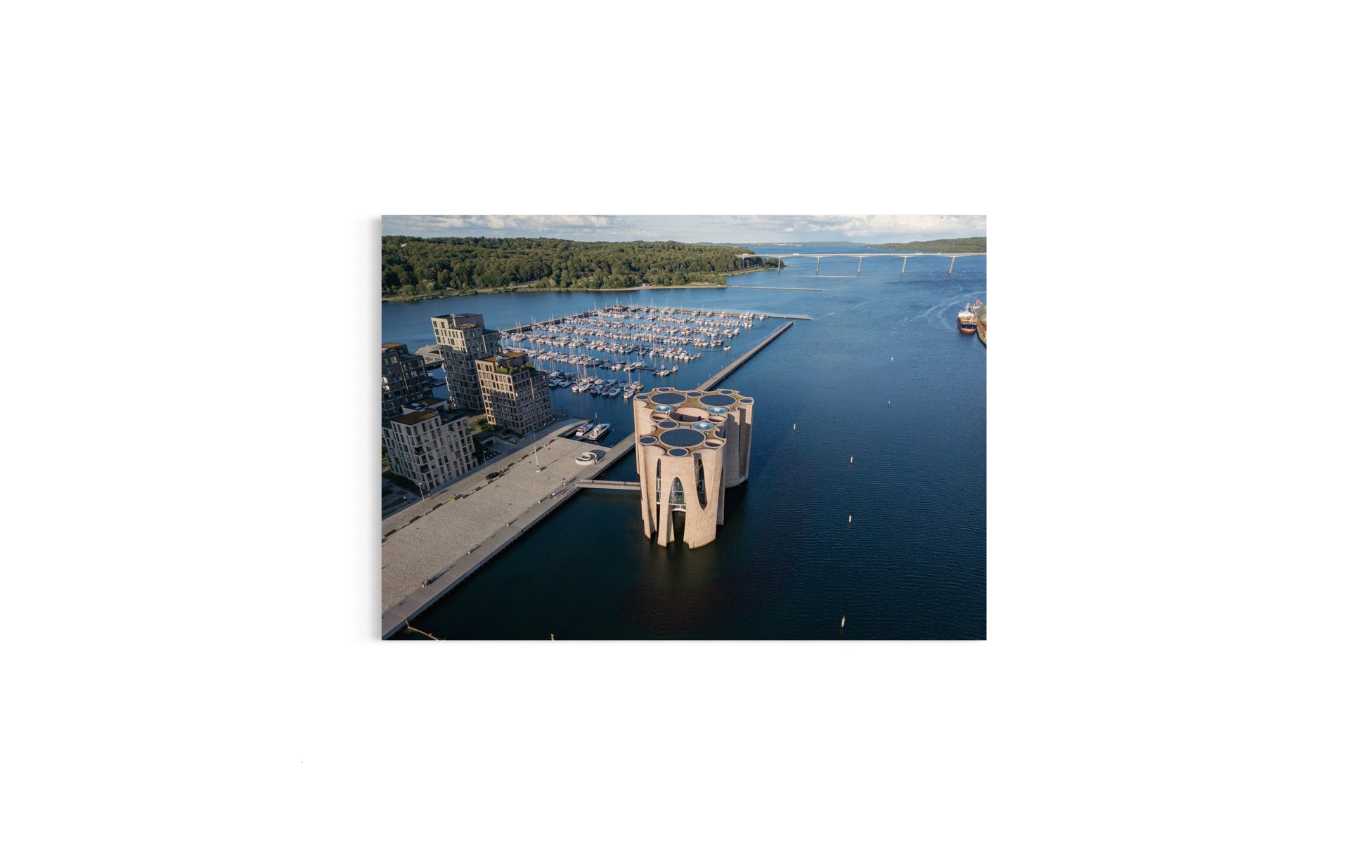 Landskabsbillede taget ved havnen i Vejle udover Vejlefjord. Dronebillede af landskab, natur og arkitektur trykt som plakat eller på fotolærred til hjemmet