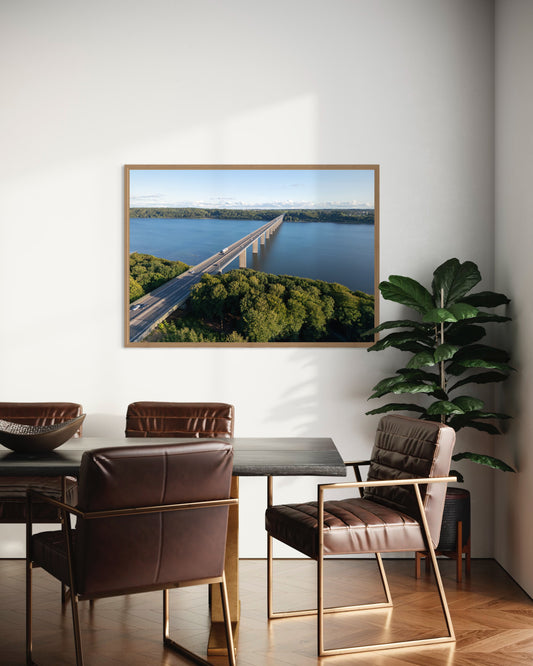 Landskabsbillede af Vejlefjordbroen der strækker sig hen over fjorden. Dronebillede af landskab, natur og arkitektur trykt som plakat eller på lærred til hjemmet.