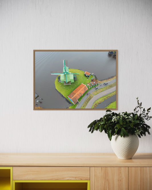 Landskabsbillede af en vindmølle udenfor Amsterdam. Dronebillede af landskab, natur og arkitektur trykt som plakat eller på lærred til hjemmet.